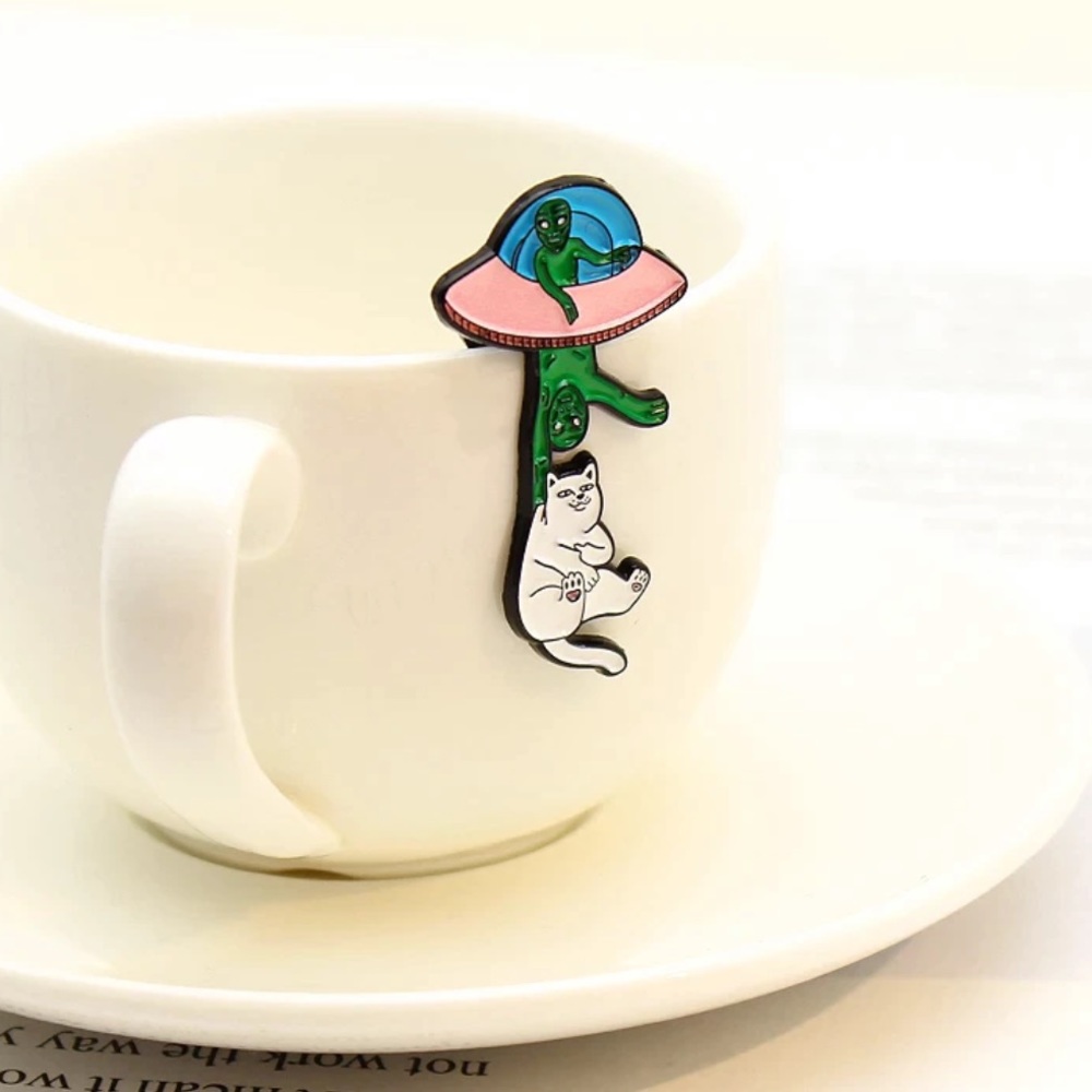 Funny Space Cat Alien Enamel Pin Astronomy UFO - Picture 3 of 6